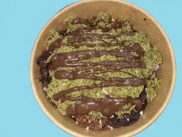 Pistachio Kunafa Crunchy Cake